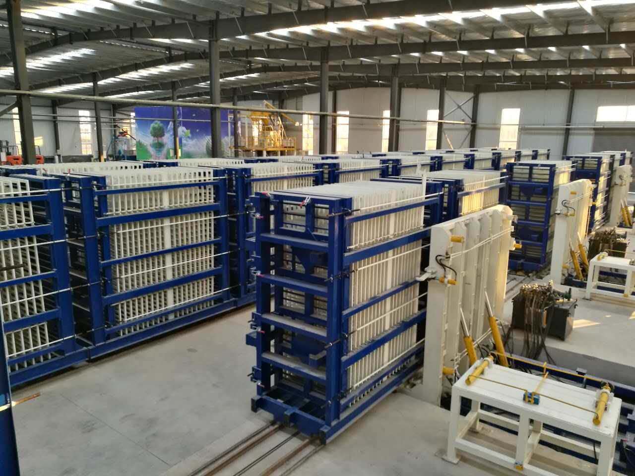 1630283071203606.jpg 20170221-江蘇宿遷立式復合板機生產(chǎn)現(xiàn)場 (2).jpg